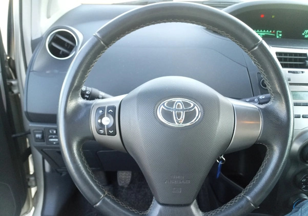 Toyota Yaris cena 21500 przebieg: 163000, rok produkcji 2009 z Krosno małe 191